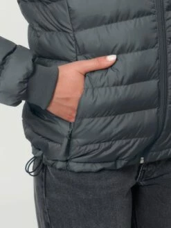 Steppjacke Aus Recyceltem Polyester - Deep Metal -Grundstoff Verkaufsladen W839 080 5 Detail Seitentasche mit Reissverschluss verstellbarer Gummiezug am Hueftsaum Rippbuendchen an Aermelabschluss Fair Fashion 1280x1280