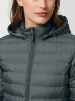 Steppjacke Aus Recyceltem Polyester - Deep Metal -Grundstoff Verkaufsladen W839 080 6 wattierte Damen Steppjacke mit Stehkragen und abnehmbarer Kapuzenjacke nachhaltig und fair produziert 1280x1280