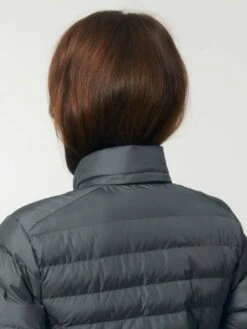 Steppjacke Aus Recyceltem Polyester - Deep Metal -Grundstoff Verkaufsladen W839 080 7 hochwertigt Jacke aus recyceltem Material mit Stehkragen mit Metallknoepfen auf dem Umschlag deep metal 1280x1280