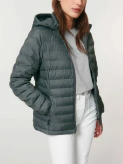 Steppjacke Aus Recyceltem Polyester - Deep Metal -Grundstoff Verkaufsladen W839 080 8 stylische Steppjacke fuer Frauen vegan und fair produziert anthrazit umweltschonend 1280x1280