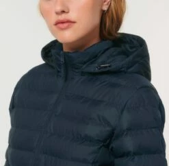 Steppjacke Aus Recyceltem Polyester - French Navy -Grundstoff Verkaufsladen W839 727 5 Detail Stehkragen mit abnehmbarer Kapuze Damen Steppjacke navyblau 1280x1280