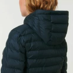Steppjacke Aus Recyceltem Polyester - French Navy -Grundstoff Verkaufsladen W839 727 6 Rueckansicht wattierte Kapuze reines Recyclingmaterial umweltschonend navy 1280x1280