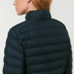 Steppjacke Aus Recyceltem Polyester - French Navy -Grundstoff Verkaufsladen W839 727 7 Stehkragen mit Metallknoepfen auf Umschlag Rueckansicht Fair Fashion 1280x1280