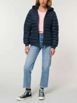 Steppjacke Aus Recyceltem Polyester - French Navy -Grundstoff Verkaufsladen W839 727 9 hochwertig verarbeitete Stepp Jacke fuer Frauen mit abnehmbarer Kapuze vegan oekofair 1280x1280