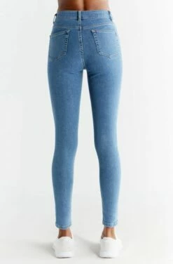 Skinny Fit Jeans Aus Bio-Baumwolle - Day Sky Blue -Grundstoff Verkaufsladen WD1014 325 hautenge oeko jeans schadstoffarm produzierter denim stoff back 1280x1280