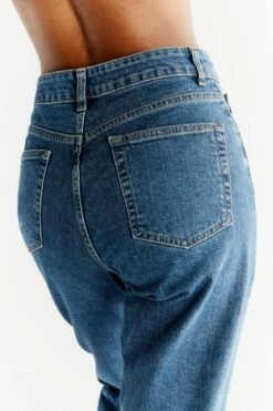 Mom Fit Jeans Aus Bio-Baumwolle - Lapis Blue -Grundstoff Verkaufsladen WN1009 231 fair fashion jeans umweltschonende denim mode von evermind detail back 1280x1280