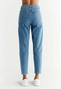 Mom Fit Jeans Aus Bio-Baumwolle - Day Sky Blue -Grundstoff Verkaufsladen WN1009 325 bequem geschnittene damen jeans peta approved vegan back 1280x1280