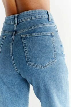 Mom Fit Jeans Aus Bio-Baumwolle - Day Sky Blue -Grundstoff Verkaufsladen WN1009 325 minimalistische jeans ohne nieten ohne label day sky blue detail back 1280x1280