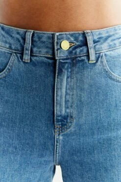 Mom Fit Jeans Aus Bio-Baumwolle - Day Sky Blue -Grundstoff Verkaufsladen WN1009 325 nachhaltige damen blue jeans faire und umweltschonende herstellung detail 1280x1280