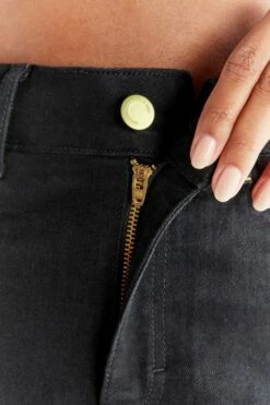 Mom Fit Jeans Aus Bio-Baumwolle - Coal Black 17 Mom Fit Jeans Aus Bio-Baumwolle - Coal Black -Grundstoff Verkaufsladen WN1010 104 bio jeans mit zipper aus recyceltem polyester detail 1280x1280