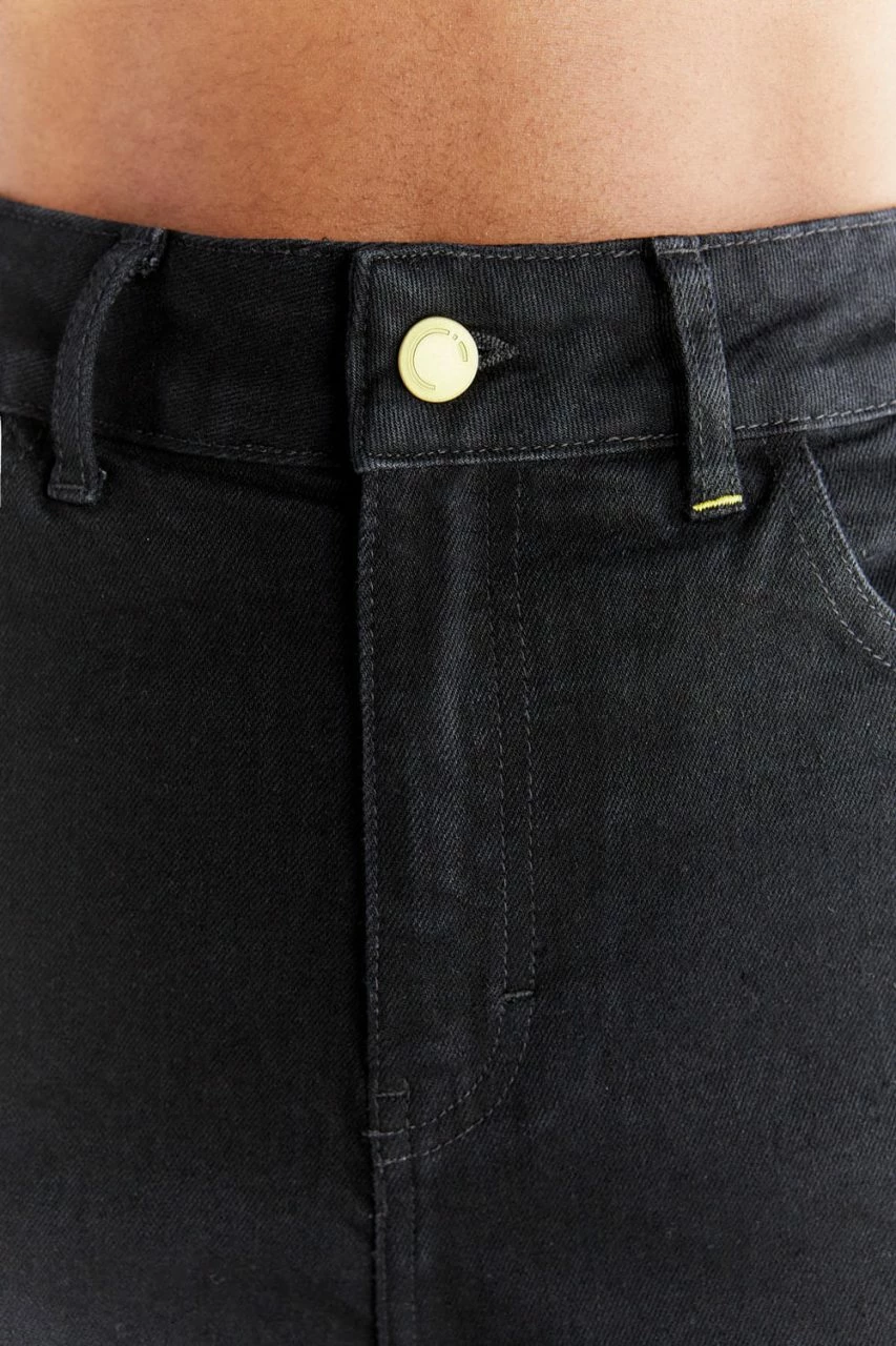 Mom Fit Jeans Aus Bio-Baumwolle - Coal Black 9 Mom Fit Jeans Aus Bio-Baumwolle - Coal Black – Bild 7