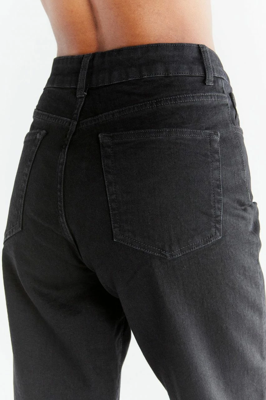 Mom Fit Jeans Aus Bio-Baumwolle - Coal Black 7 Mom Fit Jeans Aus Bio-Baumwolle - Coal Black – Bild 5