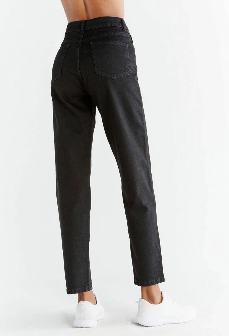 Mom Fit Jeans Aus Bio-Baumwolle - Coal Black 5 Mom Fit Jeans Aus Bio-Baumwolle - Coal Black – Bild 3
