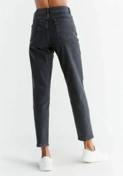 Mom Fit Jeans Aus Bio-Baumwolle - Carbon Gray -Grundstoff Verkaufsladen WN1010 145 bequem geschnittene damen jeans high waist faire herstellung back 1280x1280