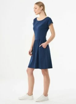 Kurzarm-Kleid Aus Bio-Baumwolle - Navy -Grundstoff Verkaufsladen WOR casual009 navy veganes knielanges Kurzarm Kleid umgeschlagenen Aermeln tailliert geschnitten mit A Linien Rockteil mit Seitentaschen PETA approved 1280x1280