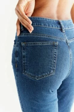Straight Fit Jeans Aus Bio-Baumwolle - Lapis Blue -Grundstoff Verkaufsladen WQ1009 231 fair produzierte damen jeans natuerliche indigo faerbung back detail 1280x1280
