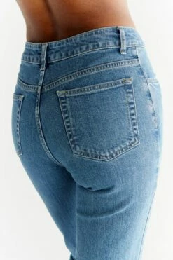 Straight Fit Jeans Aus Bio-Baumwolle - Day Sky Blue -Grundstoff Verkaufsladen WQ1009 325 damen jeans minimalistisches design ohne nieten detail back 1280x1280