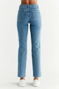 Straight Fit Jeans Aus Bio-Baumwolle - Day Sky Blue -Grundstoff Verkaufsladen WQ1009 325 fair fashion jeans umweltschonende herstellung back 1280x1280