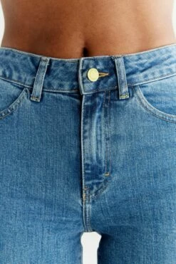 Straight Fit Jeans Aus Bio-Baumwolle - Day Sky Blue -Grundstoff Verkaufsladen WQ1009 325 nachhaltige damen jeans ecofair mit knopf und reissverschluss detail 1280x1280