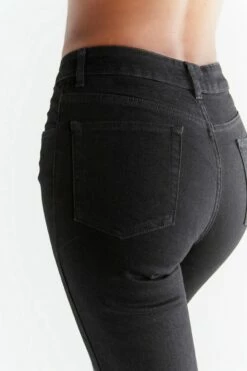 Straight Fit Jeans Aus Bio-Baumwolle - Coal Black 13 Straight Fit Jeans Aus Bio-Baumwolle - Coal Black -Grundstoff Verkaufsladen WQ1010 104 vegane damen jeans ohne nieten oder label detail back 1280x1280