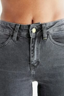 Straight Fit Jeans Aus Bio-Baumwolle - Carbon Gray -Grundstoff Verkaufsladen WQ1010 145 evermind damen jeans straight fit nachhaltiges material detail 1280x1280