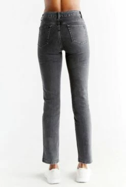 Straight Fit Jeans Aus Bio-Baumwolle - Carbon Gray -Grundstoff Verkaufsladen WQ1010 145 faire basic jeans bio qualitaet cleanes design back 1280x1280