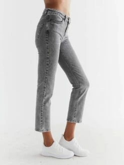 Straight Fit Jeans Aus Bio-Baumwolle - Iron Gray -Grundstoff Verkaufsladen WQ1010 163 3 oekofaire Jeans fuer Damen von Evermind aus nachhaltigem Materialmix gerade geschnitten vegan 1280x1280