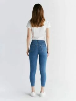 Skinny Fit Cropped Jeans Aus Bio-Baumwolle - Day Sky Blue -Grundstoff Verkaufsladen blaue damen jeans model rueckansicht WS1014 325 1280x1280
