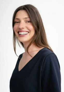 Mela Fairtrade V-Neck Kleid Janitra - Navy 11 Mela Fairtrade V-Neck Kleid Janitra - Navy -Grundstoff Verkaufsladen damen kleid tshirt v ausschnitt navy blau fairtrade bio baumwolle janitra nvy 1280x1280