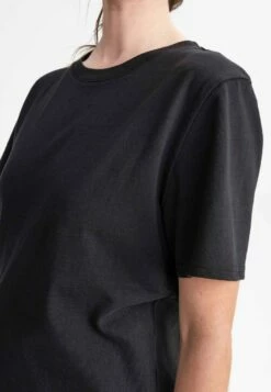 Mela Schweres Fairtrade T-Shirt Kashvi Aus Bio-Baumwolle - Schwarz -Grundstoff Verkaufsladen damen tshirt schwarz fair hergestellt vegan nachhaltig kashvi bla 1280x1280