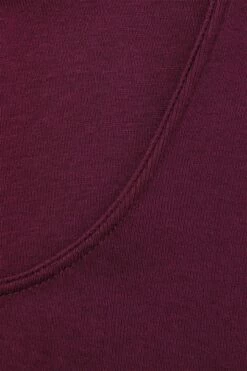 Feinripp T-Shirt Aus Fairtrade Biobaumwolle - Burgund -Grundstoff Verkaufsladen detailansicht halsauschnitt feinripp damen t shirt 1 015 02791 0127 1280x1280