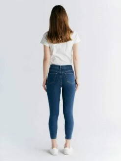 Skinny Fit Cropped Jeans Aus Bio-Baumwolle - Lapis Blue 15 Skinny Fit Cropped Jeans Aus Bio-Baumwolle - Lapis Blue -Grundstoff Verkaufsladen dunkelblaue damen jeans model rueckansicht WS1014 231 1280x1280