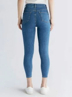 Skinny Fit Cropped Jeans Aus Bio-Baumwolle - Day Sky Blue -Grundstoff Verkaufsladen fair fashion jeans model rueckansicht WS1014 325 1280x1280