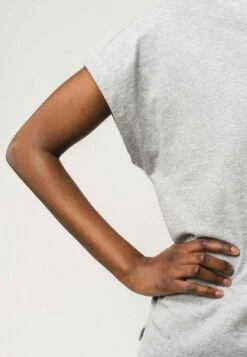 Fairtrade T-Shirt Madhu Aus Bio-Baumwolle - Grau-melange 12 Fairtrade T-Shirt Madhu Aus Bio-Baumwolle - Grau-melange -Grundstoff Verkaufsladen fair fashion shirt bio fledermausaermel Madhu grey 1280x1280