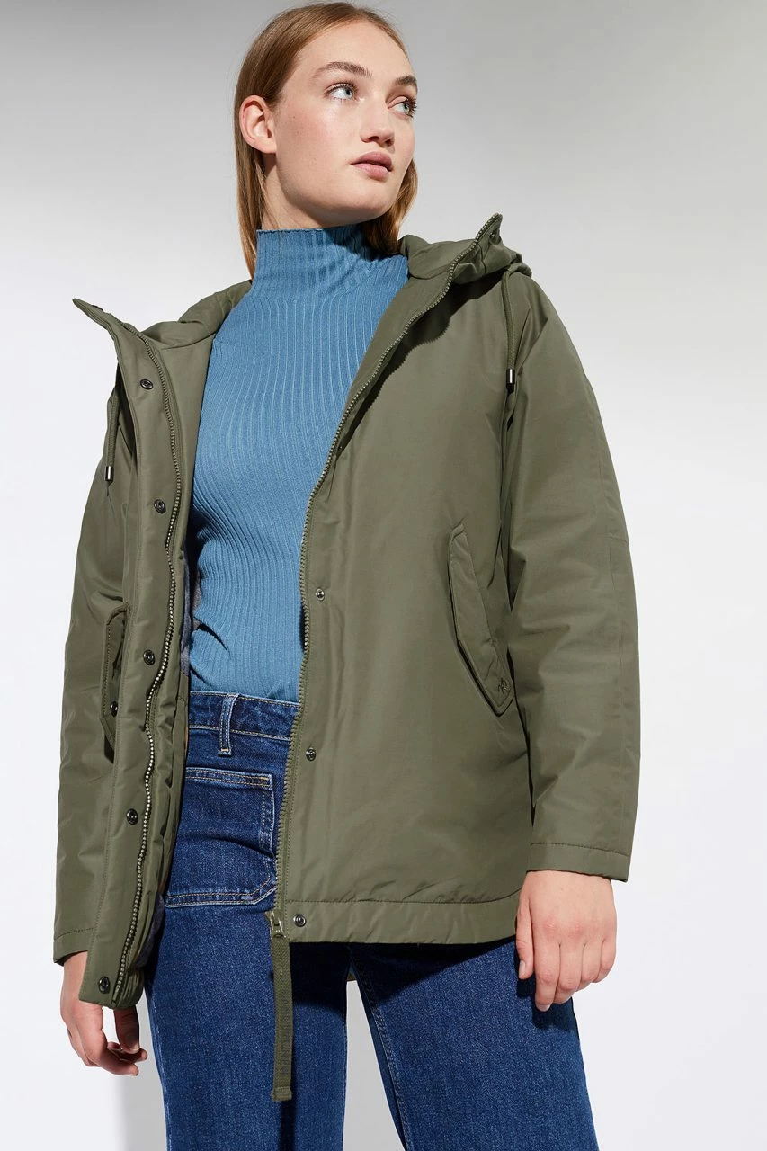 Theba Padded - Winterjacke Aus Bio-Baumwolle & Recyceltem Nylon - Oliv 4 Theba Padded - Winterjacke Aus Bio-Baumwolle & Recyceltem Nylon - Oliv – Bild 2