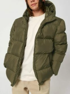 Oversized Unisex Puffer Jacket Aus Recyceltem Polyester - British Khaki -Grundstoff Verkaufsladen fair trade Winterjacke khaki U840 008 1280x1280
