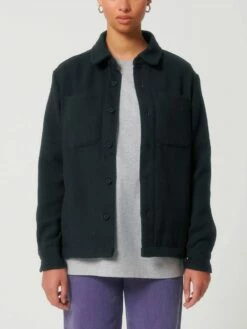 Unisex Twill Overshirt Aus Recyceltem Polyester - Black 14 Unisex Twill Overshirt Aus Recyceltem Polyester - Black -Grundstoff Verkaufsladen faire Jacke nachhaltig produziert U845 002 1280x1280