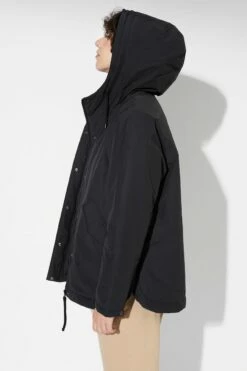 Theba Padded - Winterjacke Aus Bio-Baumwolle & Recyceltem Nylon - Black -Grundstoff Verkaufsladen faire winterjacke runde seitenschlitze J136CN02 black 1280x1280