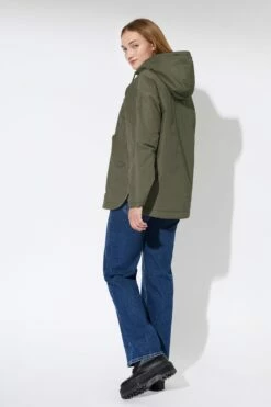 Theba Padded - Winterjacke Aus Bio-Baumwolle & Recyceltem Nylon - Oliv 11 Theba Padded - Winterjacke Aus Bio-Baumwolle & Recyceltem Nylon - Oliv -Grundstoff Verkaufsladen faire wintermode langerchen funktional wasserdicht J136CN02 oliv 1280x1280