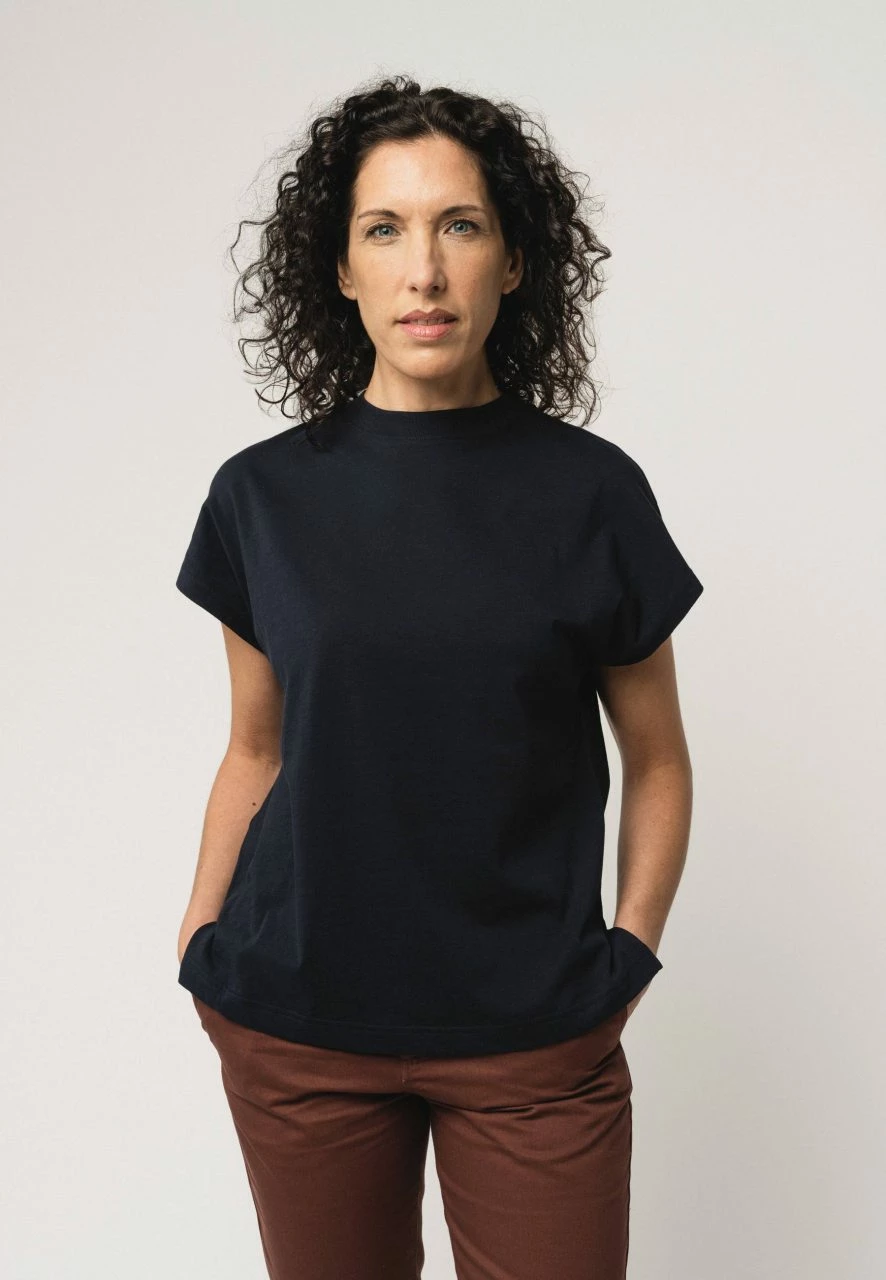 Mela Fairtrade T-Shirt Madhu Aus Bio-Baumwolle - Navy 4 Mela Fairtrade T-Shirt Madhu Aus Bio-Baumwolle - Navy – Bild 2