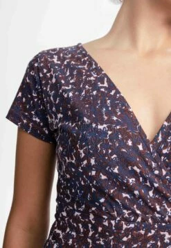 Mela Langes Fairtrade V-Neck Kleid Shreoshi - Chai Flowers -Grundstoff Verkaufsladen gemustertes kleid melawear chai flowers gots zertifiziert shreoshi chai flo 1280x1280