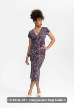 Mela Langes Fairtrade V-Neck Kleid Shreoshi - Chai Flowers -Grundstoff Verkaufsladen gemustertes langes kleid chai flowers mela dunkelrot blau fairtrade shreoshi chai flo 1280x1280