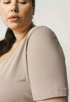 Mela Fairtrade V-Neck Shirt Lali Aus Bio-Baumwolle - Taupe 8 Mela Fairtrade V-Neck Shirt Lali Aus Bio-Baumwolle - Taupe -Grundstoff Verkaufsladen hochwertiges T Shirt Bio Baumwolle Lali V neck taupe 1280x1280