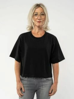 Mela Fairtrade Cropped T-Shirt Jandra Aus Bio-Baumwolle - Schwarz -Grundstoff Verkaufsladen jandra bla 01 schwarzes oversized Damenshirt aus reiner Bio Baumwolle mit Rundhalsausschnitt vegan 1280x1280