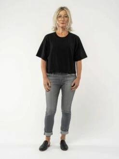 Mela Fairtrade Cropped T-Shirt Jandra Aus Bio-Baumwolle - Schwarz -Grundstoff Verkaufsladen jandra bla 03 locker geschnittenes T Shirt fuer Frauen Fairtrade vegan und nachhaltig produziert 1280x1280