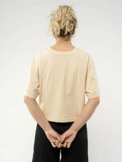 Mela Fairtrade Cropped T-Shirt Jandra Aus Bio-Baumwolle - Oat -Grundstoff Verkaufsladen jandra oat 02 Rueckansicht weit geschnittenes Damenshirt aus reiner Bio Baumwolle Rundhalsausschnitt mit feinem Rippbuendchen GOTS 1280x1280