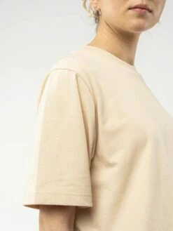 Mela Fairtrade Cropped T-Shirt Jandra Aus Bio-Baumwolle - Oat -Grundstoff Verkaufsladen jandra oat 04 Detail ueberschnittener Aermel Laenge bis zum Ellebogen Fairtrade 1280x1280