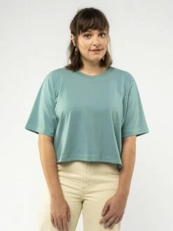 Mela Fairtrade Cropped T-Shirt Jandra Aus Bio-Baumwolle - Turquoise -Grundstoff Verkaufsladen jandra tur 01 Fair Trade oversized Damenshirt in tuerkis mit Rundhalsausschnitt und ueberschnittenen Aermeln oekofair 1280x1280