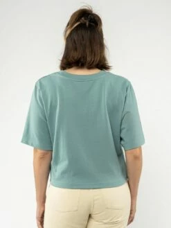 Mela Fairtrade Cropped T-Shirt Jandra Aus Bio-Baumwolle - Turquoise -Grundstoff Verkaufsladen jandra tur 02 nachhaltige Mode ohne Schadstoffe fair produziert MELAWEAR 1280x1280