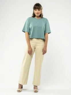 Mela Fairtrade Cropped T-Shirt Jandra Aus Bio-Baumwolle - Turquoise -Grundstoff Verkaufsladen jandra tur 03 veganes T Shirt mit weiter Passform Rundhalsausschnitt mit feinem Rippbuendchen eingefasst tuerkis 1280x1280